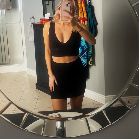 Babaton Sculpt Skirt - Picture 2 of 3